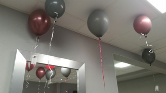 Dekoration mit Luftballons im Friseursalon